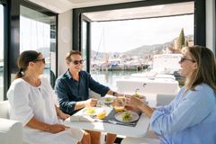 Taittuva takaovi yhdistää sisätilan peräkanteen, jolloin syntyy yhtenäinen ja viihtyisä oleskelutila.