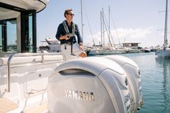 Lisävarusteisiin kuuluu Yamaha Helm Master EX -ohjausjärjestelmä. Helm Masterin uudella kauko-ohjaimella venettä voi liikuttaa haluttuun suuntaan, vaikka takakannella seistessä.