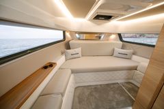 Myös keulahytin käyttötarkoitus muuttuu joustavasti: se muuntuu vaivattomasti tilavaksi vuoteeksi tai tyylikkääksi lounge-alueeksi.