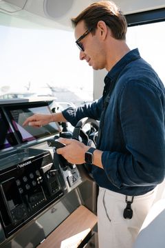 Lanseringsversionen av Aura Cabin är utrustad med dubbla 16” Yamarin Q-skärmar, som samlar navigation, motordata, väderprognoser och styrning av båtens system i ett intuitivt gränssnitt.