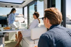 Styrhytten, som erbjuder 360 graders panoramavy, kan enkelt omvandlas till en social lounge.