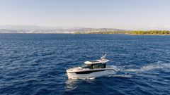 Yamarin presenterar sin nya flaggskeppsmodell: Yamarin Aura Cabin – en 10 meter (34 fot) lång premiumbåt med styrhytt som förenar utmärkt prestanda, tidlös nordisk design och året runt-användning. Båten kombinerar tidlös nordisk design med hög komfort, säkra sjöegenskaper och praktiska lösningar för både förare och passagerare.