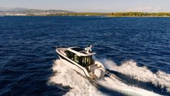 Yamarinin uusi lippulaiva Yamarin Aura Cabin on 10-metrinen premium-luokan pilot house -vene, joka yhdistää huipputason suorituskyvyn, ajattoman pohjoismaisen muotoilun ja ympärivuotisen käytettävyyden.