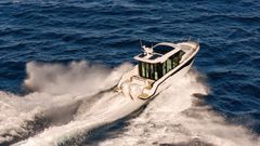 Yamarin presenterar sin nya flaggskeppsmodell: Yamarin Aura Cabin – en 10 meter (34 fot) lång premiumbåt med styrhytt som förenar utmärkt prestanda, tidlös nordisk design och året runt-användning.