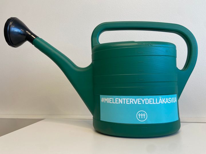 Hallitukselle luovutetaan mielenterveyden kastelukannu muistuttamaan, että kasvua ei ole ilman mielenterveyttä.