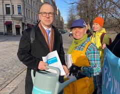 Mielenterveyspoolin mielenterveyden kastelukannun hallituksen puolesta vastaanotti pääministeri Orpon valtiosihteeri Risto Artjoki. Oikealla Mielenterveyspoolin pääsihteeri Aija Salo.