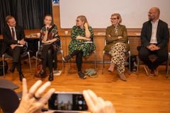 Viisi kansanedustajaa istuu yleisön edessä paneelikeskustelussa. Yksi puhuu mikrofoniin ja toiset katsovat häntä.