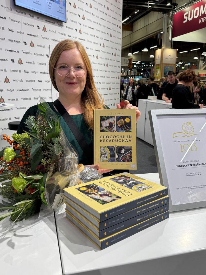 Elina Innasen Chocochilin kesäruokaa on vuoden kotimainen keittokirja 2025.