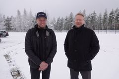 Oikealla kuvassa katuratamoottoripyöräilijä Erno Kostamo ja vasemmalla Kiteen kaupunginjohtaja Pekka Hirvonen.