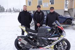 Kuvassa vasemmalta Pekka Hirvonen, Erno Kostamo ja Kiteen kaupungin elinkeinopäällikkö Risto Hiltunen.