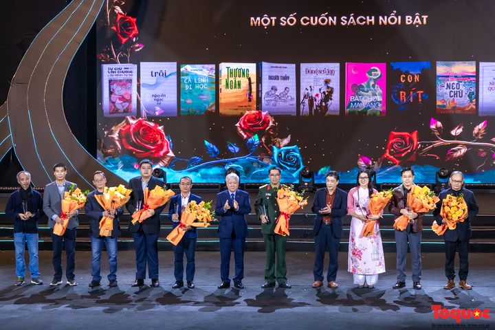 Vietnamin Kulttuuri-, urheilu- ja matkailuministeriö valitsi Con ritin vuoden 2023 kymmenen merkittävimmän kirjan listalle ainoana ulkomaisena teoksena. Samalla Con ritistä tuli ensimmäinen ei-vietnamilainen kirja, jonka on koskaan vastaanottanut tämän tärkeimmän kirjallisuudelle Vietnamissa jaettavan tunnustuksen.