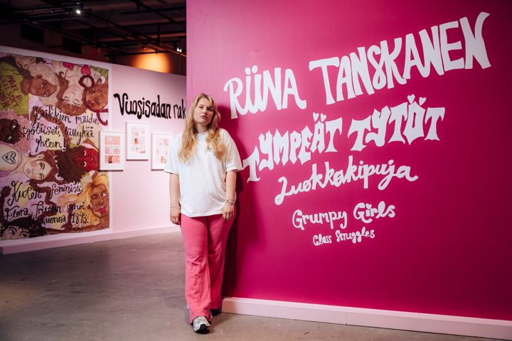 Riina Tanskanen näyttelytilassa. Kuva: Eino Ansio / Työväenmuseo Werstas
