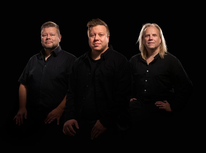 Säveltäjä Olli Lindholm -kiertueen laulajana nähdään Voice of Finland -voittaja Markus Salo (kuvassa keskellä), joka kilpaili Ollin joukkueessa.