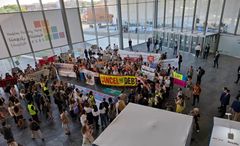 Kansalaisyhteiskunnan edustajat ilmaisivat mieltään Sevillassa järjestetyssä kestävän kehityksen rahoituksen konferenssissa.