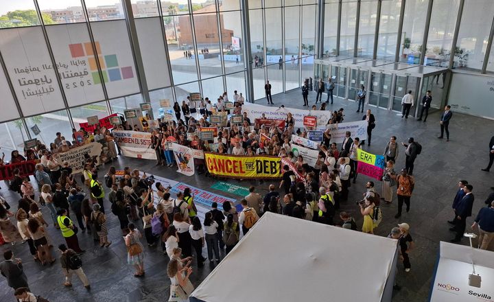 Kansalaisyhteiskunnan edustajat ilmaisivat mieltään Sevillassa järjestetyssä kestävän kehityksen rahoituksen konferenssissa.