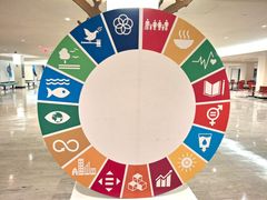 YK:n kestävän kehityksen tavoitteet installaationa YK:n päämajassa.