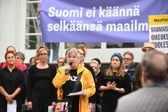 Näyttelijä Eija Ahvo luki Esplanadin puistossa järjestetyssä tilaisuudessa toimittaja ja tietokirjailija Rauli Virtasen kirjeen pääministeri Petteri Orpolle.