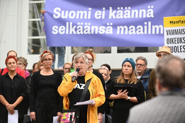 Näyttelijä Eija Ahvo luki Esplanadin puistossa järjestetyssä tilaisuudessa toimittaja ja tietokirjailija Rauli Virtasen kirjeen pääministeri Petteri Orpolle.