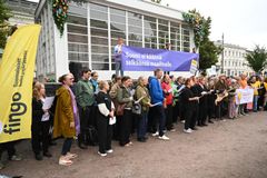 Yli 50 hengen kuoro esitti kaksi kappaletta Esplanadin puistossa.