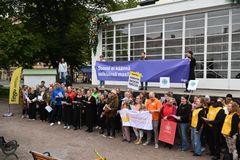 Yli 50 hengen kuoro esitti kaksi kappaletta Esplanadin puistossa.