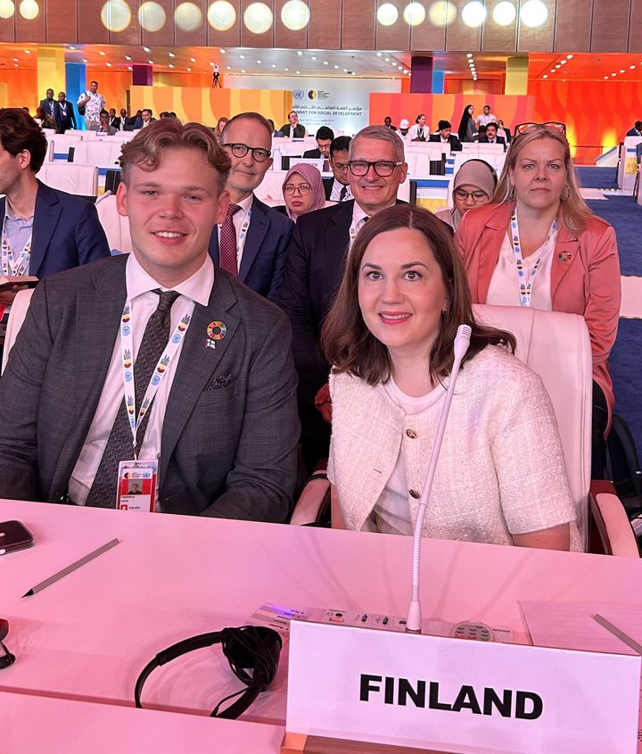 Suomen YK-nuorisodelegaatti Cevor Tikerpuu ja Suomen sosiaaliturvaministeri Sanni Grahn-Laasonen YK:n sosiaalisen kehityksen huippukokouksessa.