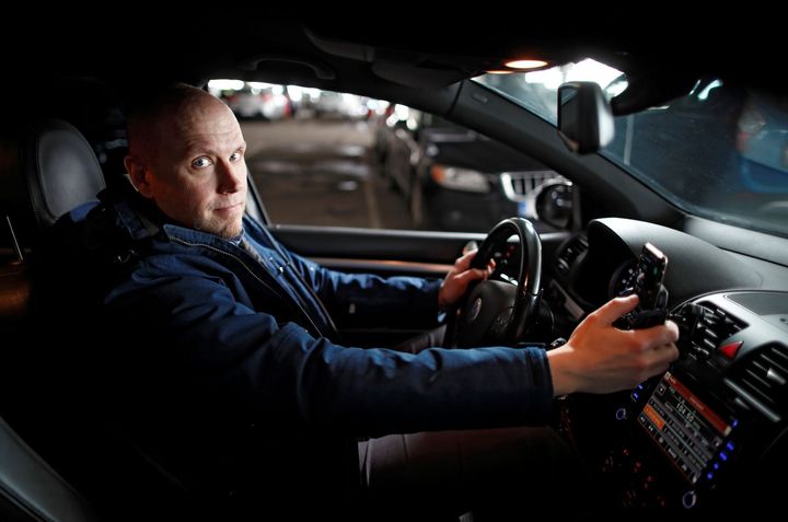 Apulaisprofessori Tuomo Kujala autonsa ratissa.