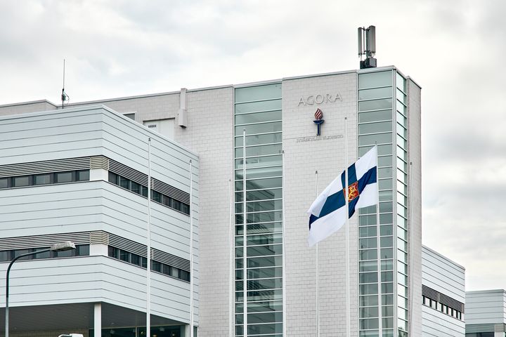 Kuvassa Suomen valtiolippu liehuu Jyväskylän yliopiston lipputangossa.
