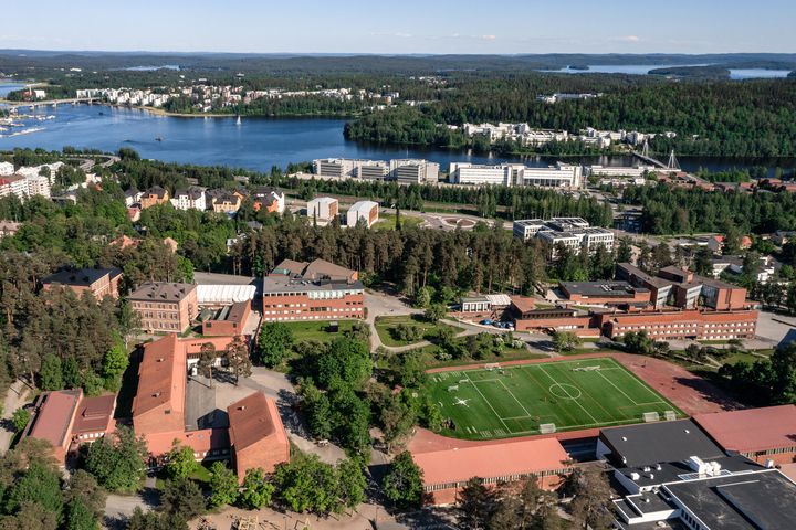 Jyväskylän yliopisto ilmakuvana, jossa näkyy Seminaarinmäki, Ruusupuisto, Mattilanniemi, Ylistö ja järvi.