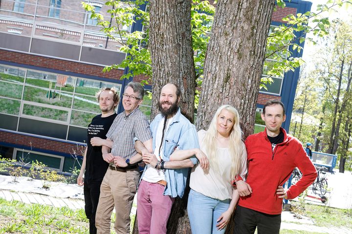 Ongelmapelaaminen työelämässä -hankkeen tutkijoita: Matúš Adamkovič (vas.), Raine Koskimaa, Veli-Matti Karhulahti, Mikaela von Bonsdorff ja Marcel Martončik. (Petteri Kivimäki)