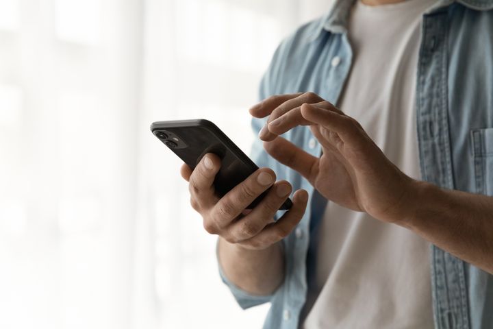 Yhteystyöprojektissa kehitettiin digitaalisia mobiilisovelluksia, joilla potilaat voivat raportoida omaa vointiaan ja vastaamaan erilaisiin kyselyihin.