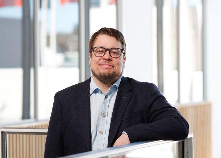 Fysiikan laitoksen uuden professorin Juha Muhosen erityisalaa on kvanttiteknologia.