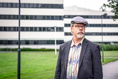 Kuvassa Jyväskylän yliopiston tietojärjestelmätieteen professori Samuli Pekkola. Taustalla näkyy Jyväskylän yliopiston Agora-rakennus.
