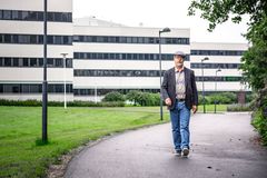 Kuvassa Jyväskylän yliopiston tietojärjestelmätieteen professori Samuli Pekkola kävelee kohti kameraa. Taustalla näkyy Jyväskylän yliopiston Agora-rakennus.