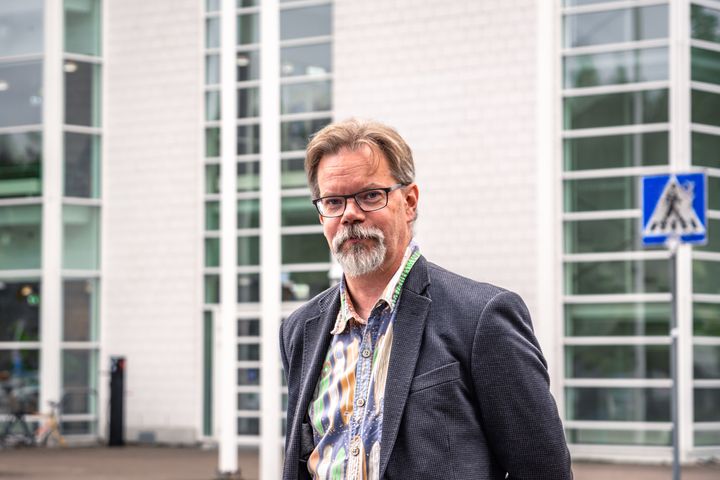 Kuvassa Jyväskylän yliopiston tietojärjestelmätieteen professori Samuli Pekkola katsoo kohti kameraa Agoran edessä.