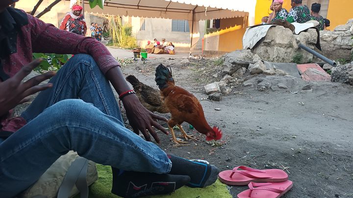 Transnainen ’Sophie’ istuu juttelemassa ystävien kanssa paikallisessa juhlassa Dar es Salaamissa. (Kuva: Laura Stark)