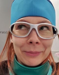 Jasmiina Ahokas pääsi kokeilemaan pään alueen suojauksessa käytettävää lyijyhattua.