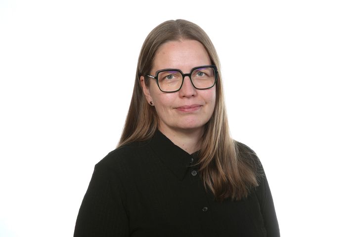 Nina Sivunen on tiettävästi Suomen ensimmäinen syntymäkuuro viittomakielinen väittelijä.