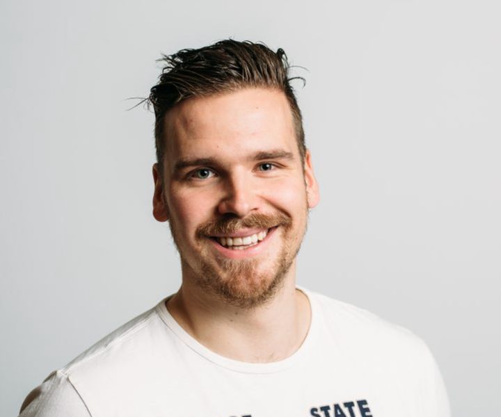 Jesse Tuomisen väitöstutkimuksen mukaan nuoret altistuvat sosiaalisen median kaupalliselle sisällölle muita ikäryhmiä herkemmin.