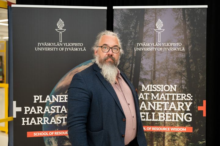 Ekologian professori ja JYU.Wisdom resurssiviisausyhteisön johtaja Janne Kotiaho tulee toimimaan yhtenä yhteistutkimushankkeiden ohjaajana, johon tohtorikoulutettavat palkataan.