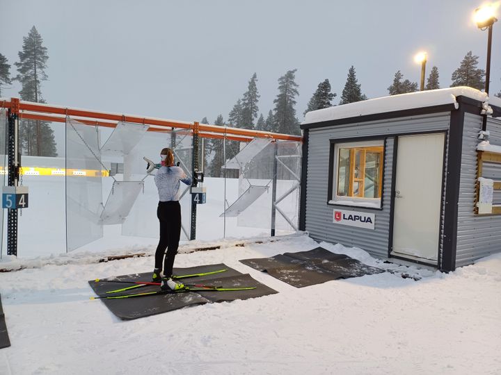 Ampumahiihtäjä ampumassa uudella harjoittelupaikalla