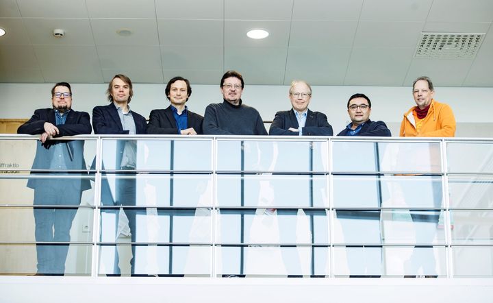 Juha Muhonen (vas.), Teiko Heinosaari, Joel Mero, Ilari Maasilta, Tero Heikkilä, Kezilebieke Shawulienu ja Robert van Leeuwen tutkimusryhmineen Jyväskylän yliopistosta ovat mukana Suomen kvanttilippulaivassa.