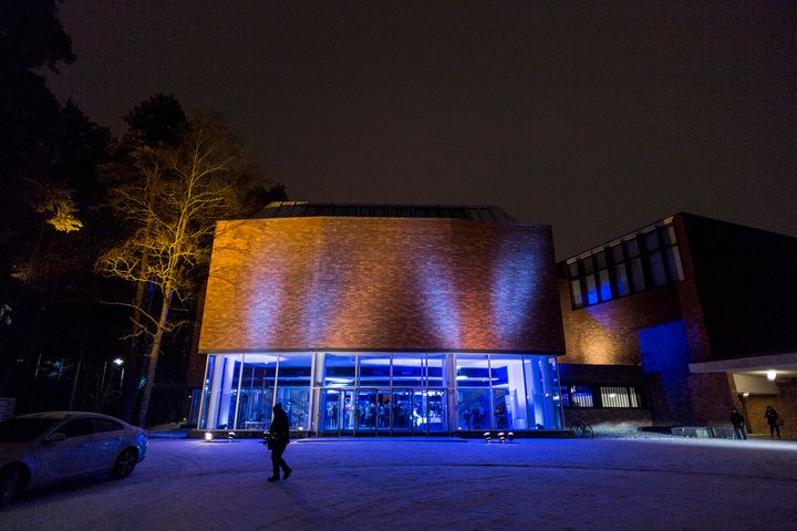 Jyväskylän yliopiston päärakennus juhlavalaistuksessa.