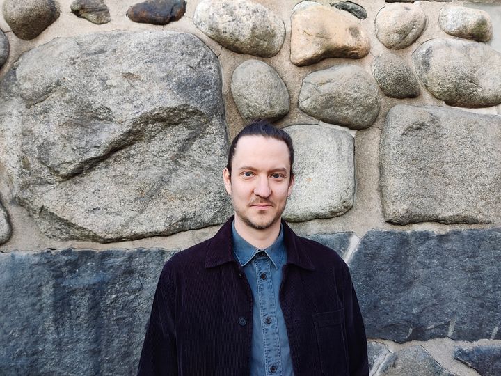 Antti Hämäläisen väitöstutkimus peräänkuuluttaa hoivan moniulotteisen kokemusmaailman huomiointia hoivapolitiikassa. Kuvaaja: Jenny Blomqvist.