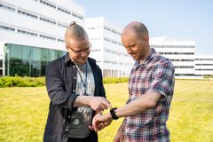 Apulaisprofessori Sami Äyrämö (oik.) Jyväskylän yliopiston pihamaalla yhdessä tutkimusavustaja Joonas Tuomikosken kanssa.