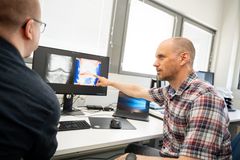 Sami Äyrämö esittelee tutkimusta tutkimusavustaja Joonas Tuomikoskelle