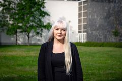 Susanna Lähde Jyväskylän yliopiston Agoran edustalla