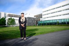 Susanna Lähde Jyväskylän yliopiston Agoran edustalla