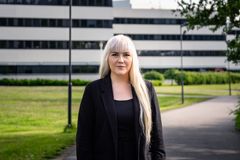 Susanna Lähde Jyväskylän yliopiston Agoran edustalla