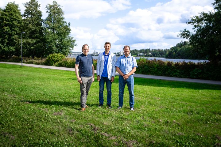 Tutkijat Heikki Karjaluoto, Tommi Kärkkäinen ja Ilkka Pölönen Jyväsjärven rannalla.