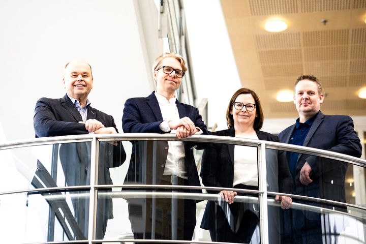 Marja-Kristiina Lerkkanen johtaa EDUCA-lippulaivaa, ja varajohtajina ovat Matti Sarvimäki Aalto-yliopistosta (kesk.) ja Mikko-Jussi Laakso Turun yliopistosta (oik.). Vasemmalla on tutkimusaluejohtaja Jari Lavonen Helsingin yliopistosta.